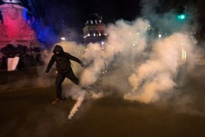 Paris'te "faşizm karşıtı" protesto