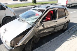 &Ouml;ğretmenleri taşıyan servis kaza yaptı! 3 yaralı