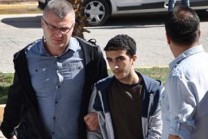 Soygun sonrası esrar i&ccedil;erken yakalandı