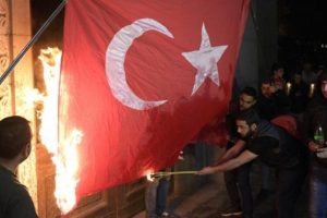 Ermenistan'da T&uuml;rk Bayrağını yaktılar