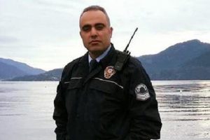 Şehit polisin annesi: Kim &ouml;ld&uuml;rd&uuml;yse erkek gibi s&ouml;ylesin