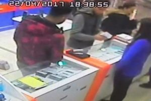 Kaşla g&ouml;z arasında 3 bin liralık telefonu &ccedil;aldı