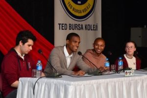 Bursasporlu futbolcular &ouml;ğrencilerle buluştu
