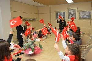 Bursa'da minikler 23 Nisan coşkusunu Halk Evi'ne taşıdı