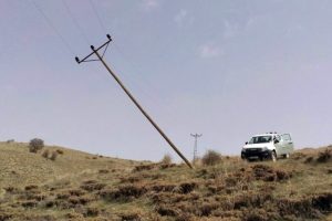 Sivas'ta şiddetli fırtına 168 elektrik direğini yıktı