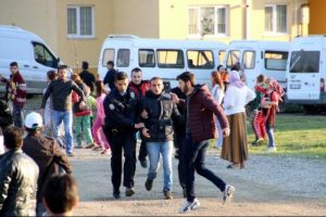 Mahalleli, uyuşturucu kullanan 4 kişiyi polise teslim etti