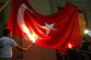 Dışişleri'nden T&uuml;rk Bayrağı yakılmasına sert tepki