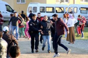 Mahalleli &ouml;nce dayak attı, sonra polise teslim etti