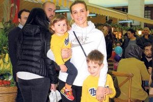 Esra Erol &ccedil;ocuklarıyla oyun oynadı