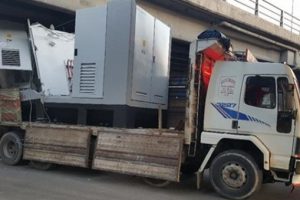 Elektrik panosu y&uuml;kl&uuml; kamyon k&ouml;pr&uuml;ye sıkıştı