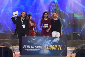Bursalı &ouml;ğrenciler Liselerarası M&uuml;zik Yarışması'nda &ouml;d&uuml;lleri topladı