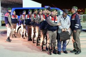 Yurt dışına ka&ccedil;maya &ccedil;alışan 7 FET&Ouml; ş&uuml;phelisi yakalandı