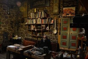 Ge&ccedil;mişin izlerini taşıyan handa antikalarını sergiliyor