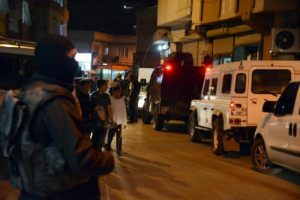 1000 polisle mahalleye gece baskını
