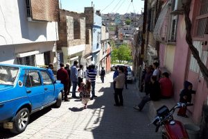 Bağladıkları Suriyeli kadını gasp ettiler