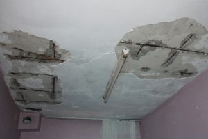 Uyuyan bebeğin &uuml;zerine beton par&ccedil;ası d&uuml;şt&uuml;