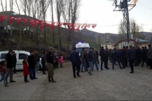 Şehidin k&ouml;y&uuml; bayraklarla donatıldı