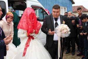 Asırlık geleneklerle d&uuml;nyaevine girdiler