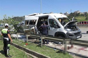&Uuml;niversite servisinde patlama: Yaralı &ouml;ğrenciler var
