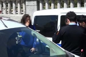 Liseli kıza 'telefonlu taciz'e esnaf m&uuml;dahale etti!