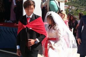 Lise &ouml;ğrencilerine gelinlik ve damatlık giydirildi!