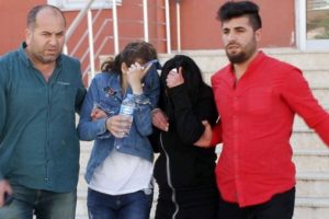Tiş&ouml;rt &ccedil;alan iki gen&ccedil; kız tutuklandı