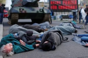 Almanlar tankın &ouml;n&uuml;ne yattı