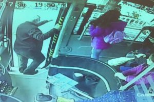 Yol &uuml;creti i&ccedil;in otob&uuml;s şof&ouml;r&uuml;n&uuml; bı&ccedil;akladılar