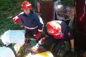 Otomobil 25 metre yuvarlandı, s&uuml;r&uuml;c&uuml; yaralandı