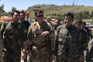 Kırmızı liste ile aranan PKK'lı, ABD'li komutanın yanında