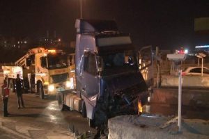 TIR gişelere &ccedil;arptı; 1 yaralı