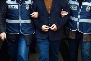 Yıllar &ouml;nce annesini terk eden babasını bı&ccedil;akladı