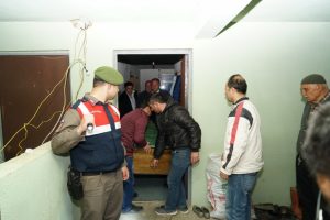 Eşinin &ouml;l&uuml;m&uuml;ne dayanamadı, yaşamına son verdi
