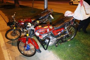 Hırsızlar polisi g&ouml;r&uuml;nce motosikletleri bırakıp ka&ccedil;tı