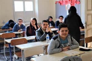 Bursa'da &ouml;ğrencilerin TEOG heyecanı, veliler dışarıda dua etti