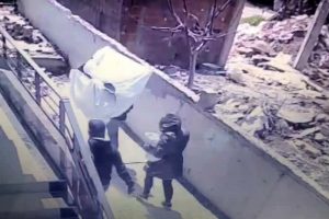 G&uuml;peg&uuml;nd&uuml;z hırsızlık kamerada