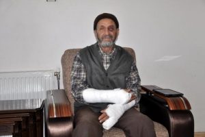 Yaşlı adama saldırıp kollarını kırdılar