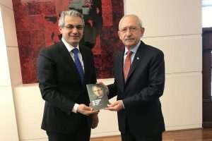 Akpınar, kitabını Kılı&ccedil;daroğlu'na hediye etti