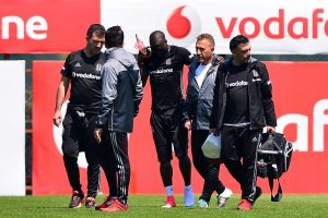 Beşiktaş'a k&ouml;t&uuml; haber: Aboubakar sakatlandı