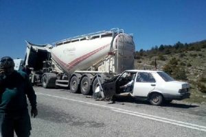 Beton mikserine &ccedil;arpan otomobilin s&uuml;r&uuml;c&uuml;s&uuml; &ouml;ld&uuml;