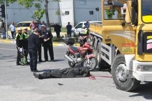 Kamyona &ccedil;arpan motosikletli &ouml;ld&uuml;