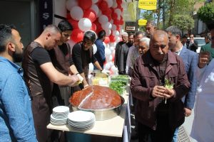 'Evet'i &ccedil;iğk&ouml;fte dağıtarak kutladı