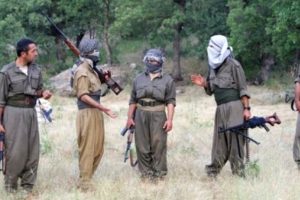 Teslim olmak isteyen PKK'lı gruba başka grup ateş a&ccedil;tı