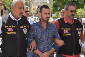 Eşini &ouml;ld&uuml;r&uuml;p, sevgilisini yaralayan kocaya 34.5 yıl hapis