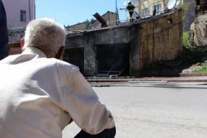 İntihar amacıyla evini yaktı, alevler y&uuml;kselince dışarı ka&ccedil;tı