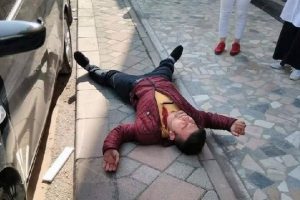 20 yaşındaki gen&ccedil; herkesin g&ouml;z&uuml; &ouml;n&uuml;nde kendini bı&ccedil;akladı