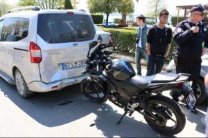 Motosiklet kamyonete &ccedil;arptı: 2 yaralı