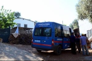 Eşini evden g&ouml;nderip, intihar etti