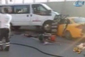 Minib&uuml;s karşı şeride ge&ccedil;ti: 2 &ouml;l&uuml;, 3 yaralı