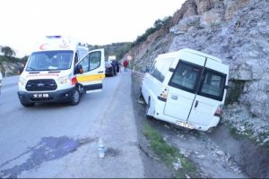 İş&ccedil;i servisi kaza yaptı: 8 yaralı